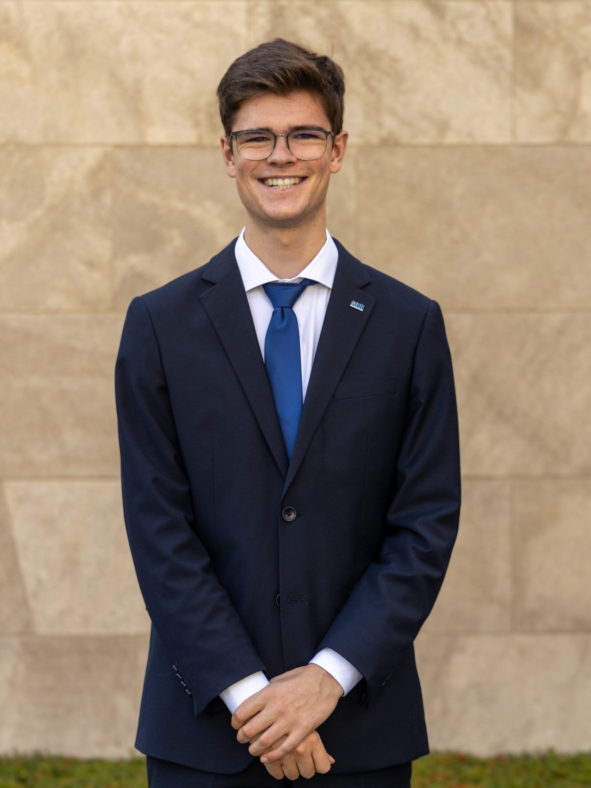 💙MEET THE BOARD💙
Hey, my name is Jesper Lindhout and I am 20 years old. I study public governance and I will be the Political Director of the 32nd board of Student Party Sam.
I am responsible for the political direction of SAM. I am also member of the Daily Board, which means that I am a member of all three committees of the University Council.
My goal is to make sure that all students are represented. If you experience any problems at the university, or if you have ideas to make the uni a better place, feel free to reach out to us by mail or hop by E.206!
I look forward to the upcoming year and will do my best to represent you as good as possible!💙