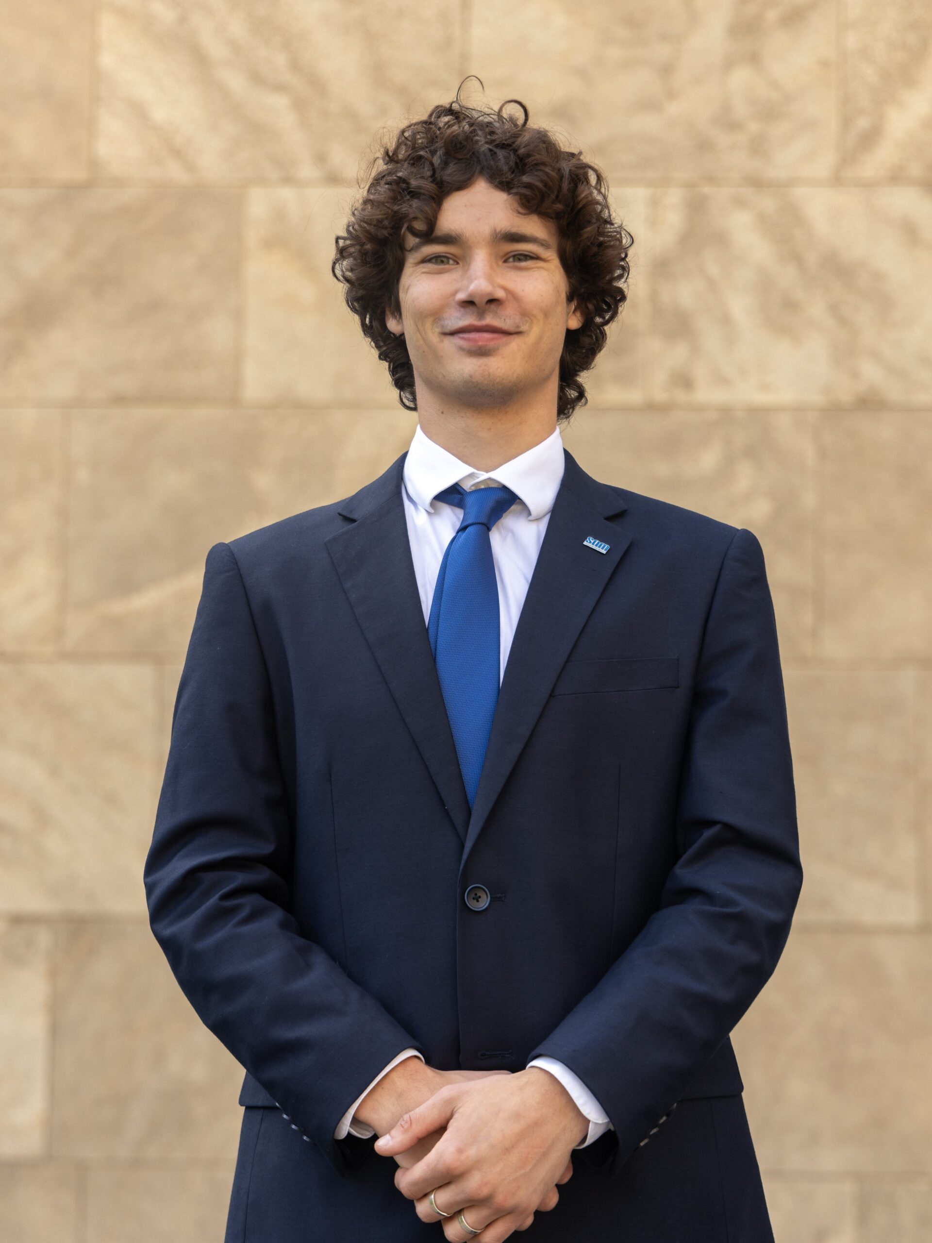 💙MEET THE BOARD💙
Hi! My name is Stan de Looze, I am 22 years old and currently in my first year of Global Law. This year I will be the Internal affairs officer of the 32nd board of student party SAM!
As internal affairs officer i will be directly working with the members of the MZV, aswell as supporting our committees and directly being involved in the Events committee!
I am looking forward to meeting all of you and I am excited to see what this year has to offer! 💙 if you have any questions for me, feel free to contact me or come by to the SAM room!